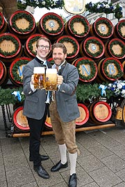 Vorstellung Das Wiesnzelt München vor dem Löwenbräukeller mit Philip Greffenius (Edition Sportiva), Löwenbräu-Keller Wirt Ludwig Reinbold (©Foto: Martin Schmitz)
